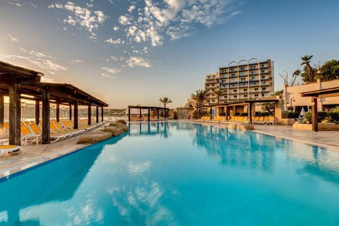Blick auf den Pool des AX Sunny Coast Resort & Spa, eines der kleineren Hotels in Qawra.