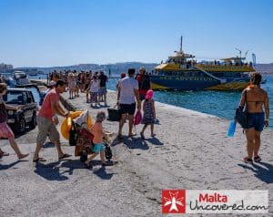 Passagiers die in de rij staan voor hun boottocht naar de Blue Lagoon met Sea Adventure Excursions.