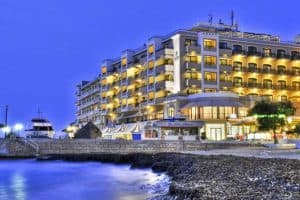 Hotel Calypso met het strand op de voorgrond, bij Marsalforn, Gozo.