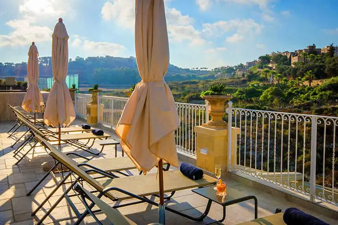 Uitzicht op de vallei vanaf het terras en het buitenzwembad van Cesca Boutique Hotel, een van de rustigere hotels op Gozo.