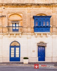 Fassade eines traditionellen maltesischen Stadthauses am Kirchplatz.