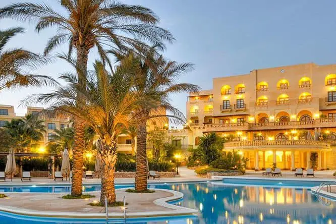 Kempinski Hotel voorzijde en zwembad - Een van de weinige 5-sterren Gozo hotels.
