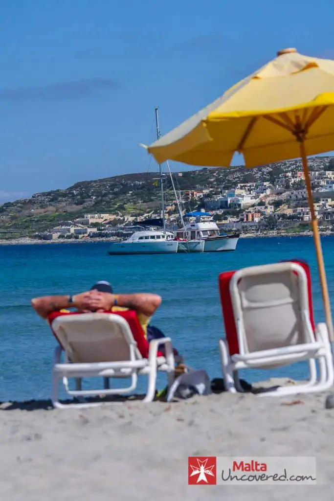 Een populaire reden om Malta te bezoeken: Chillen op het strand.