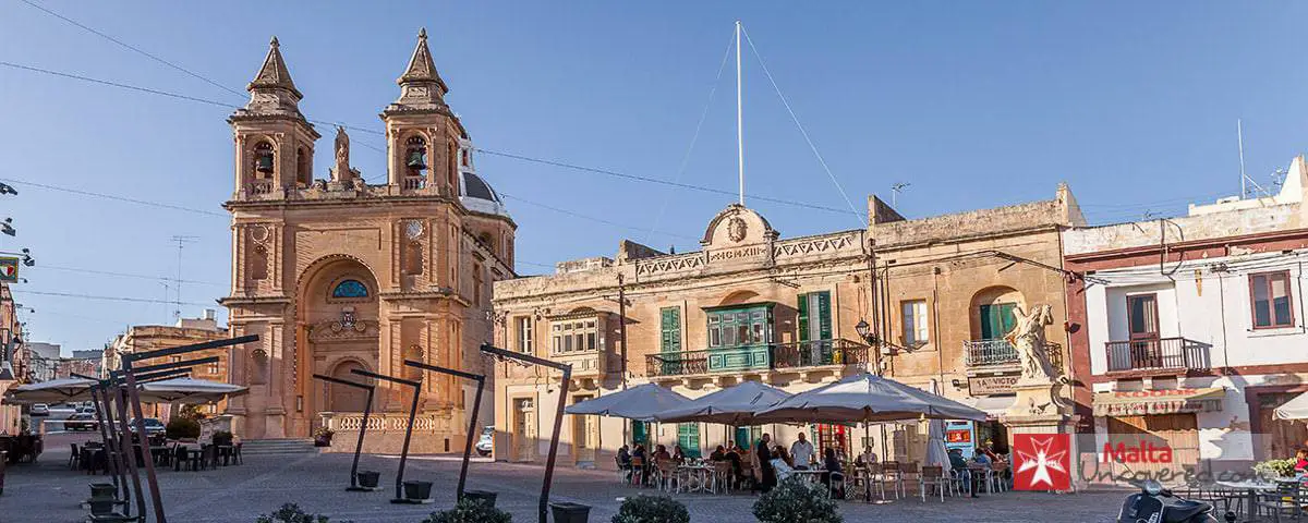 Het centrale plein van Marsaxlokk en de parochiekerk.