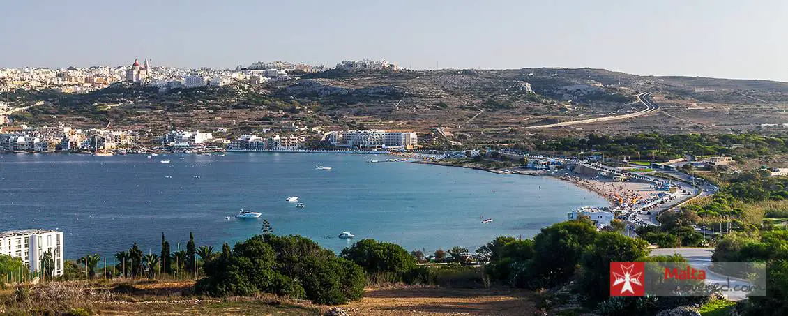 Mellie?a Bay / G?adira is het grootste zandstrand van Malta.