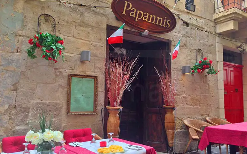Papannis restaurant ingang in Valletta.