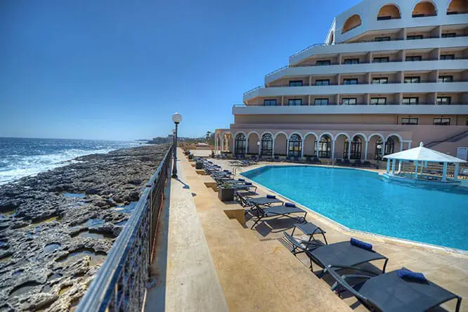 Het buitenzwembad van het Radisson Blu Resort Malta.