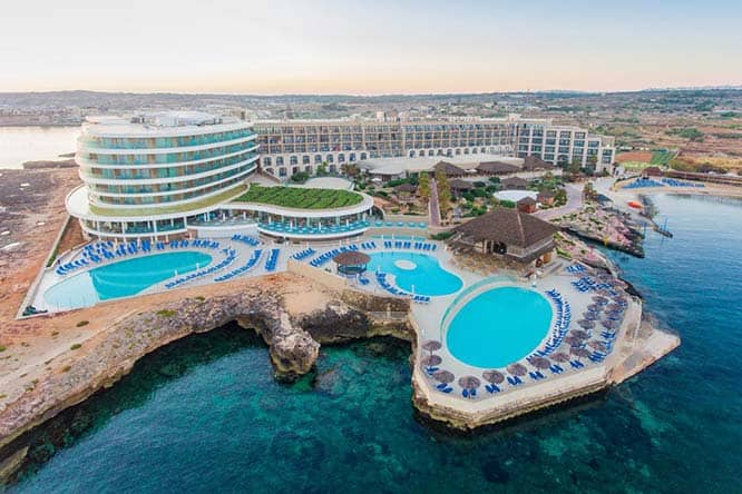 Ramla Bay Resort and Hotel ligt in een van de rustigste delen van Malta, aan de rand van Mellie?a