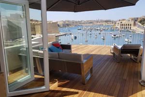 Penthouse in Birgu with harbour views and jacuzzi.