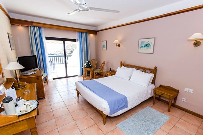 Een eenvoudig ingerichte kamer in St. Patrick's Hotel Gozo