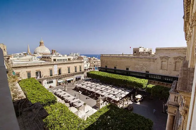 Het uitzicht op Republic Square, Valletta vanuit een van de appartementen van U Collection.