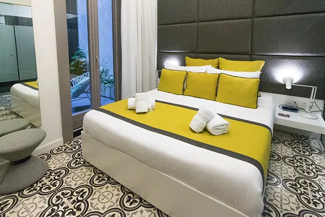 A modernly decorated suite at Ursulino Valletta.
