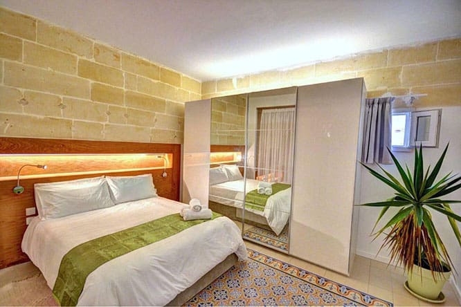 Schlafzimmer in den West Street Apartments in Valletta.